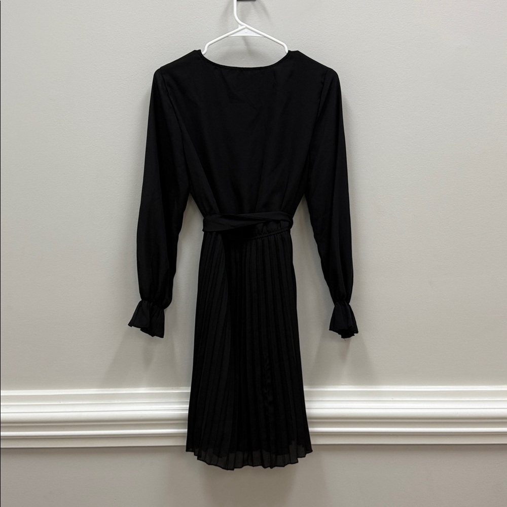 BBX Lephsnt Elegant Black Accordian Detail Dress Sz Small! - Picture 8 of 10